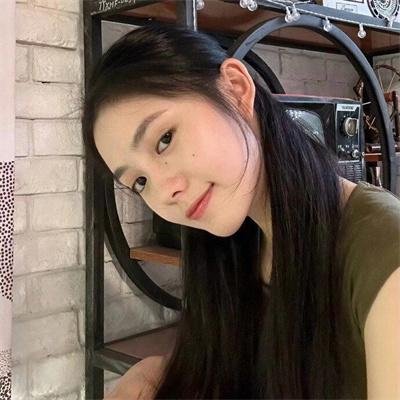 和红色中国人看电视